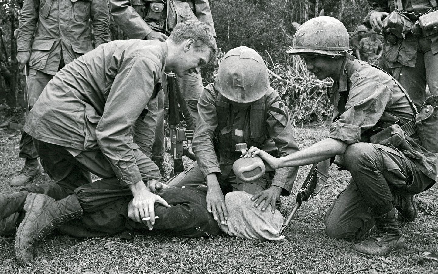 Nägu ja hingamisteid katvale riidele valatakse vett, põhjustades inimesel uppumistunnet - nii see piinamisvõte välja näeb. Fotol USA ja Lõuna-Vietnami sõdurid Põhja-Vietnami väest võetud vangi kallal. The Washington Post 21. jaanuaril 1968.