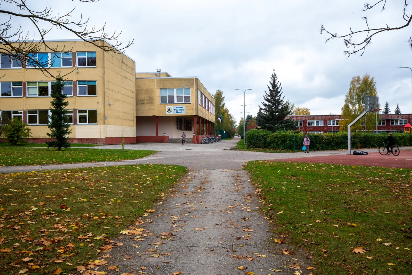 Tartu selle aasta kaasava eelarve hääletuse võitis  Raadi rohelise jalgpallipargi tribüünihoone. Teiseks jäi liikuma kutsuva ala loomine Veeriku kooli õuele.
Pildil vaade Veeriku kooli hoovi.