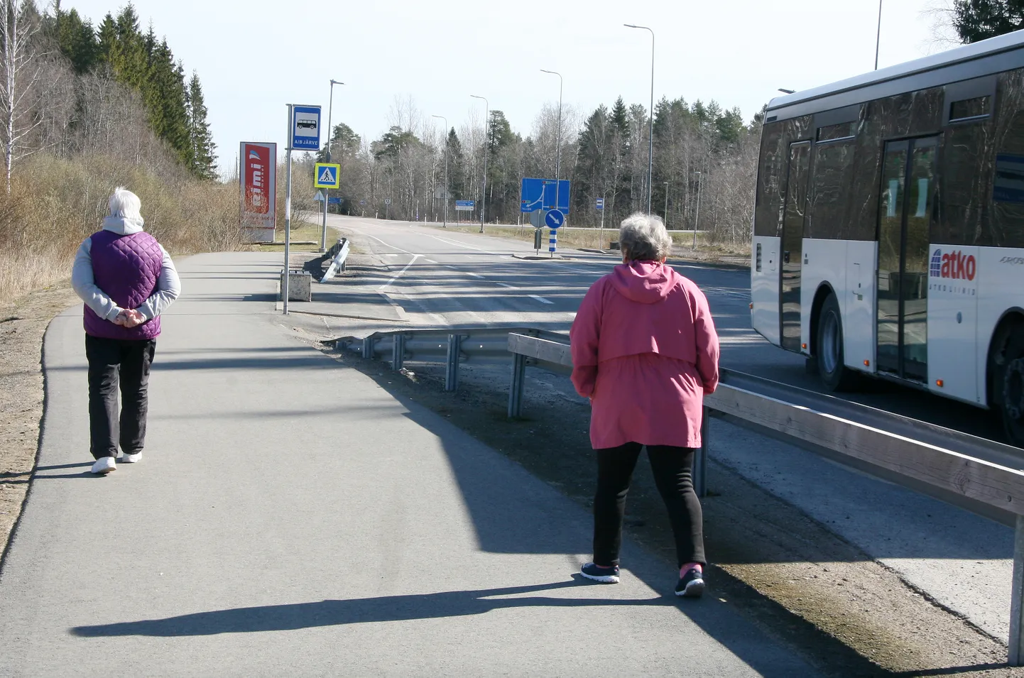 Siit, Jõhvi idapoolsest servast peab tulevikus jätku saama kergliiklustee, mis viib Toila Oru pargini. Ent selleks ei anta lootust enne 8 aastat.