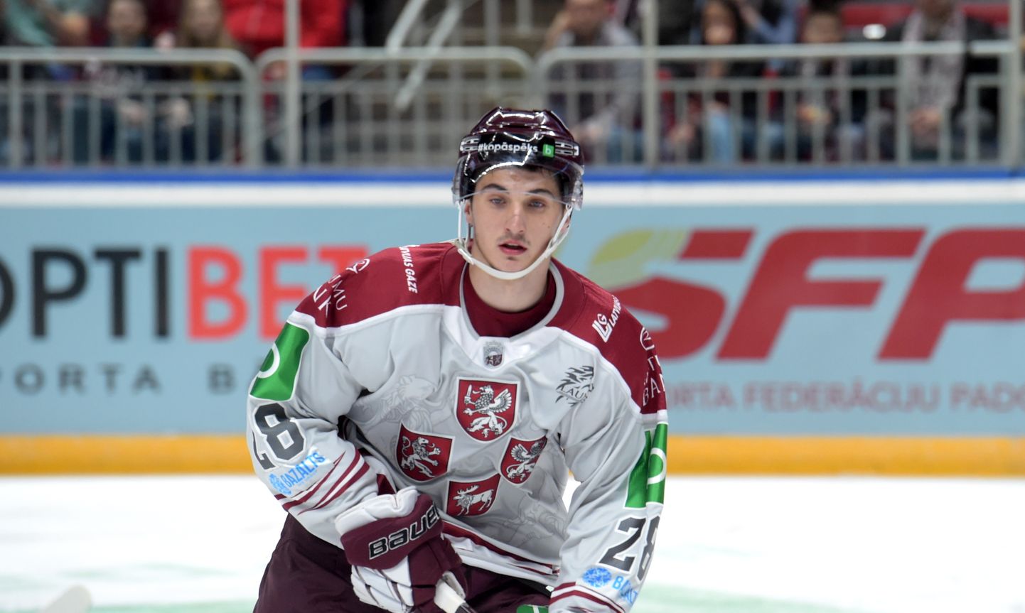 Latvijas hokeja izlases spēlētājs Emīls Ģēģeris