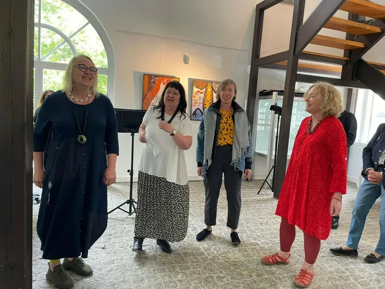 Epp Margna (vasakult), Anne Prangel, Evelyn Grzinich ja Kalli Kalde näituse avamisel