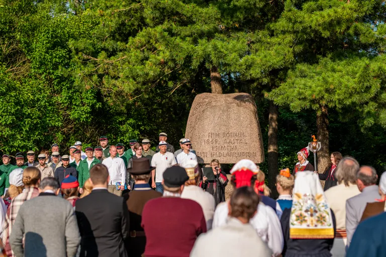 Tuletseremoonia Tartus laulupeokivi juures.