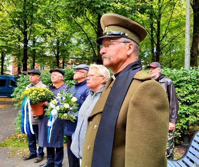 Pärnus tähistati vastupanuvõitluse päeva tseremooniaga Vabaduse pargis Eesti riikliku iseseisvuse taastamise eest võidelnute monumendi juures.