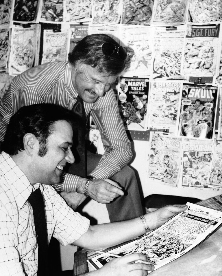 Marvel Comiks kirjastaja Stan Lee ja kunstnik John Romita vaatavad "Ämblikmehe" koomiksit Marveli peakontoris New Yorgis.