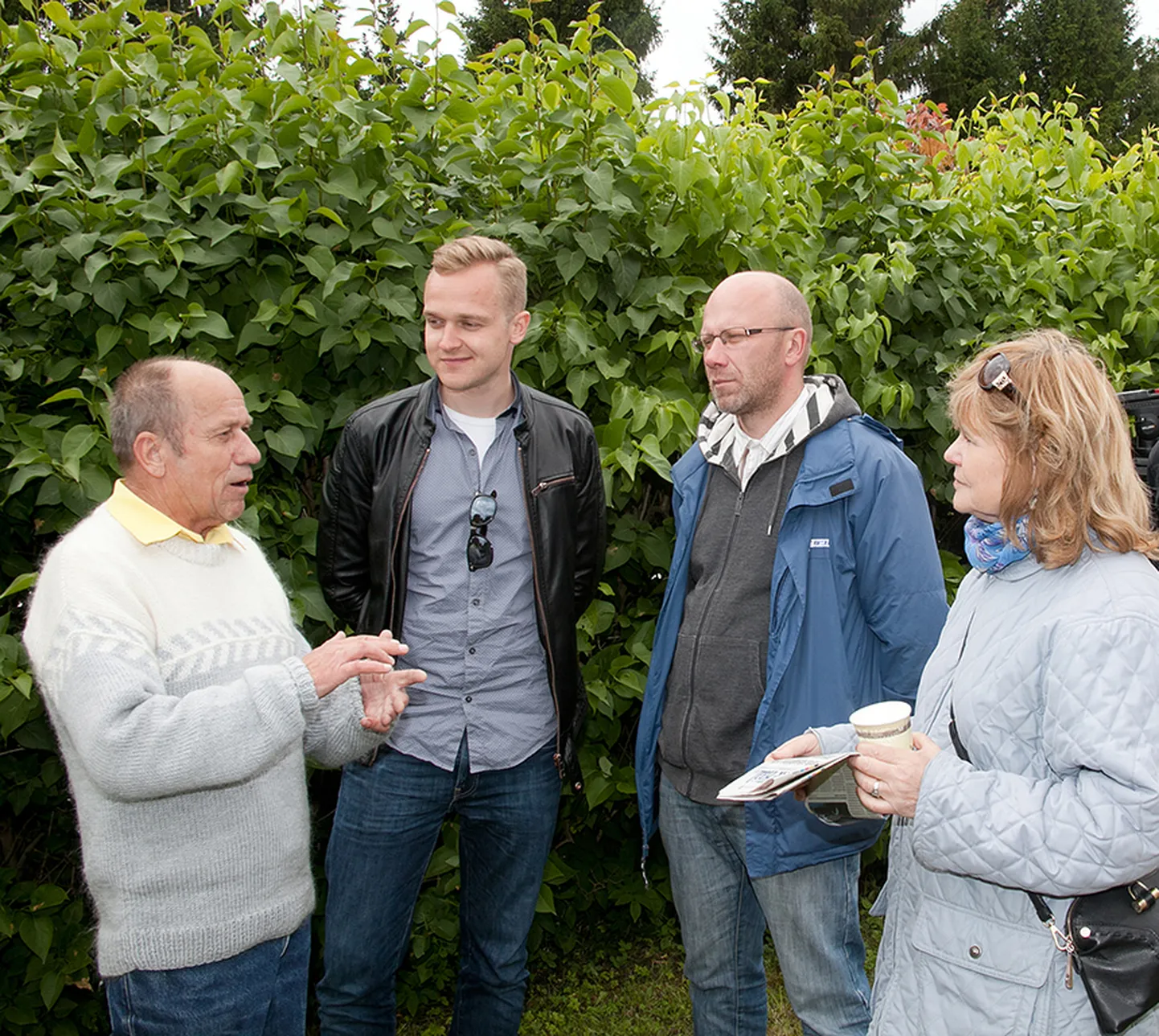 “MAAHOMMIKU” VÕTTEGRUPP LAIMJALAS: Agronoom Mati Mätlik seletab saatejuht Madis Kimmelile põllumajanduse saladusi. Neid jälgivad režissöör Priit Hummel ja toimetaja Silvia Karro. Foto: Irina Mägi