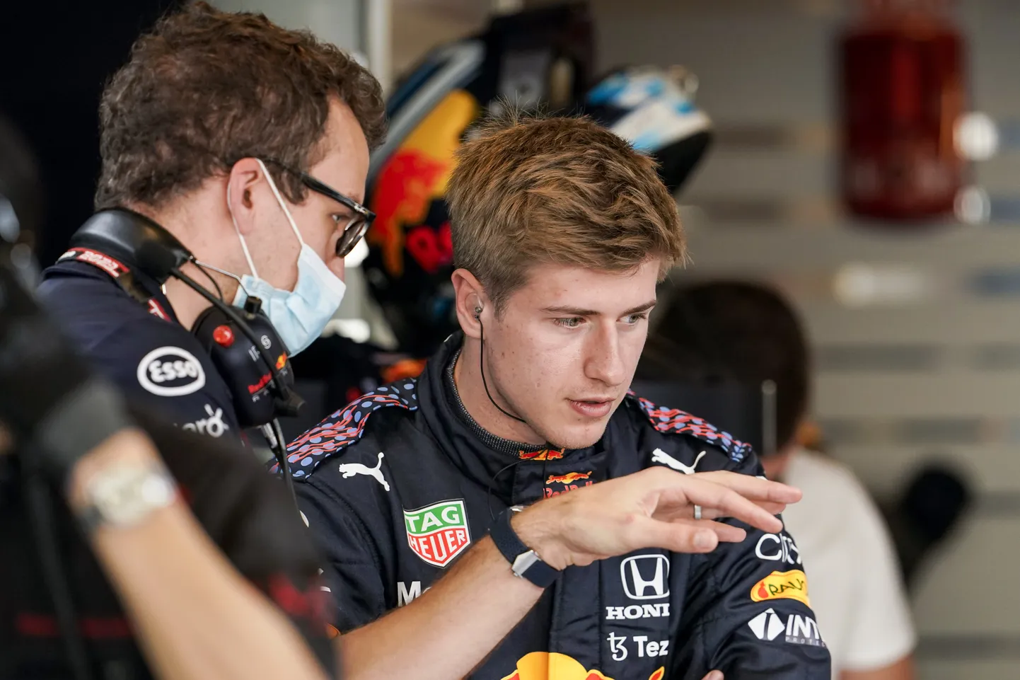 Jüri Vips (paremal) Abu Dhabis toimunud F1 testipäeval. Kui F1 bossid otsustavad reegleid muuta, siis on eestlasel hea positsioon, et pääseda 2022. aastal rajale ka F1 etappide vabatreeningutel.