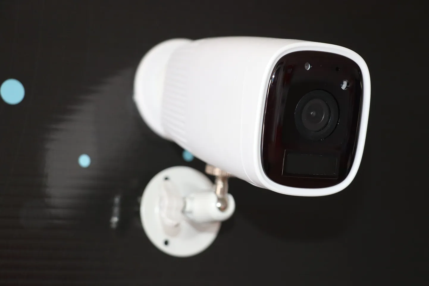 Kui valvekaamera on akutoite ja WiFi-ühendusega, võib see ilma laadimata töötada kuid. Murdvargad saavad selle seadme aku aga kiirelt tühjendada pidevalt võltspäringuid saates. Sama saab teha ka nutitelefonidega. Põhjuseks on WiFi seadmete n-ö viisakus, mis sunnib igale võõrale päringule alati vastama.