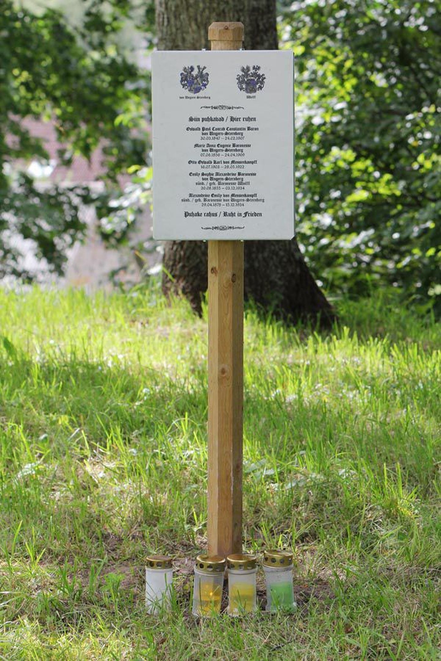 Suvel püsti pandud mälestustahvel tähistab viie baltisaksa aadliku viimset puhkepaika.