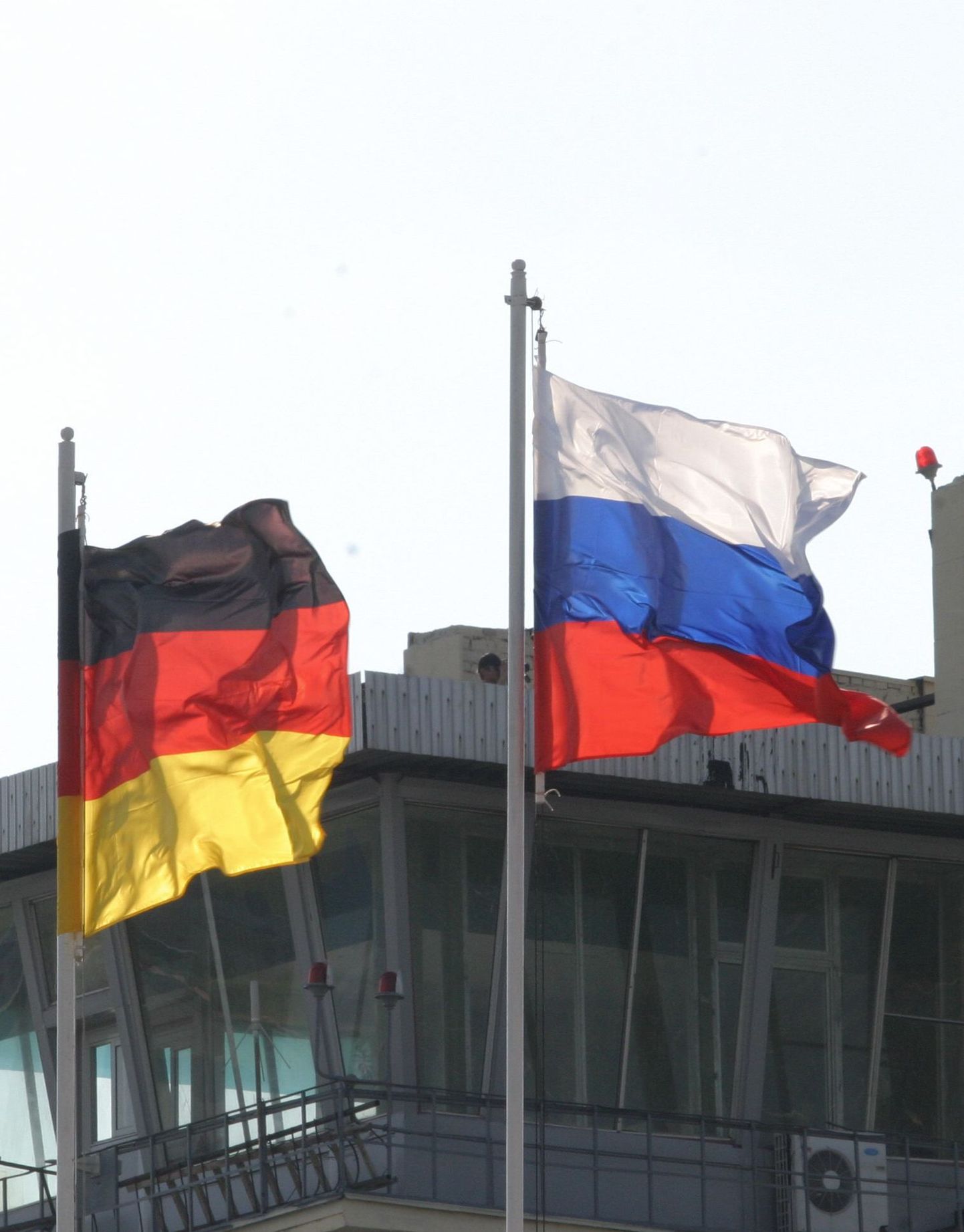 Saksamaa ja Venemaa lipud.