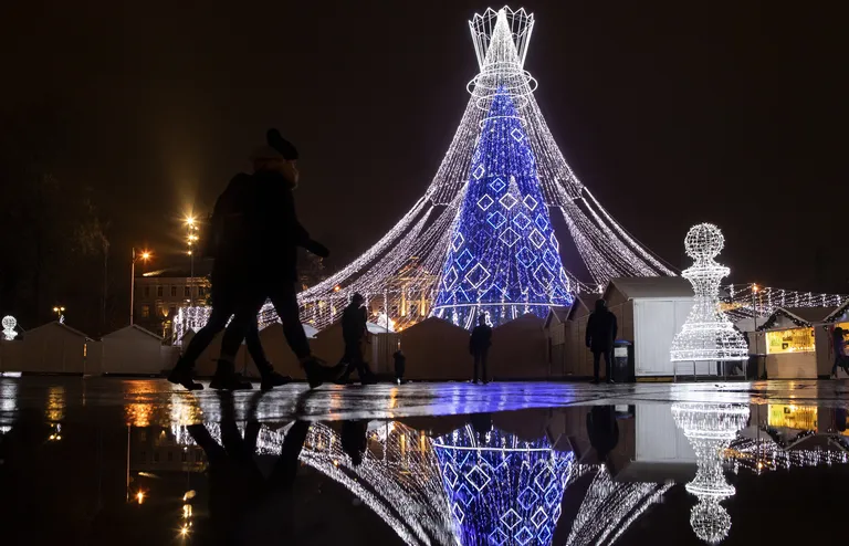 Рождественский рынок на Кафедральной площади в Вильнюсе, 2019 год.