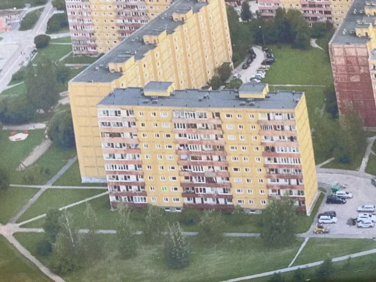 Пассажир вертолета смог снять видео, откуда направляли луч. На втором этаже дома из пятого окна слева виден зеленый луч.