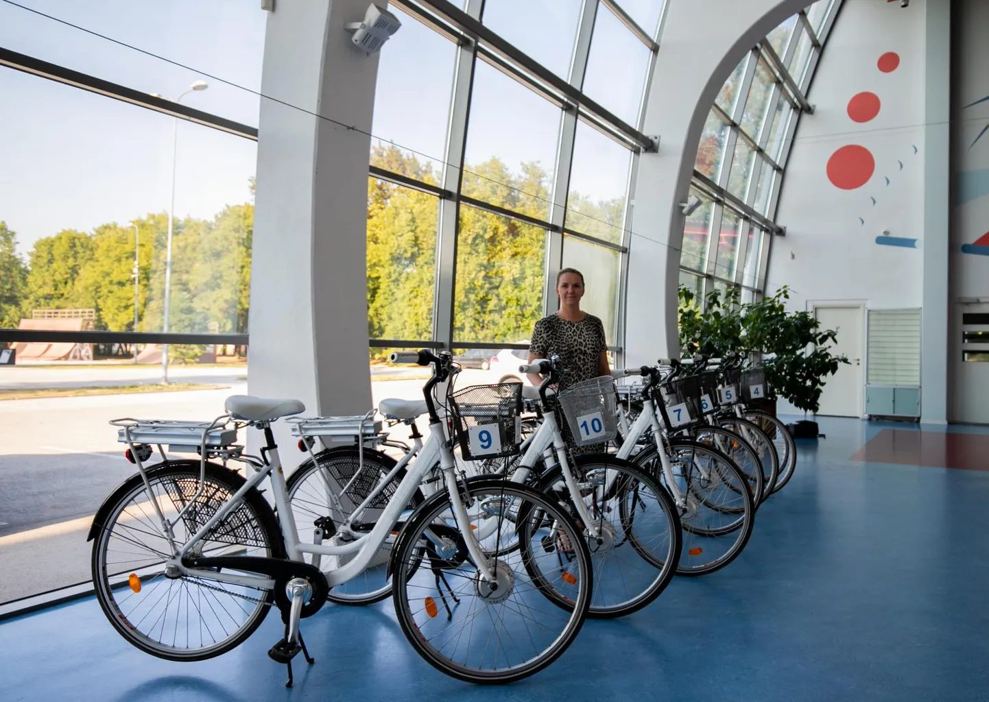 Jane Karinõmm elektrijalgratastega Rakvere spordikeskuses.