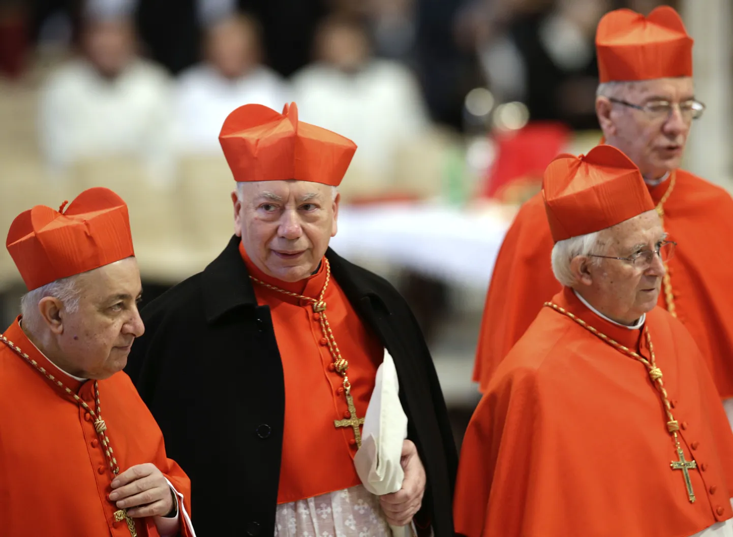Kardinal Francesco Coccopalmerio (musta mantliga)