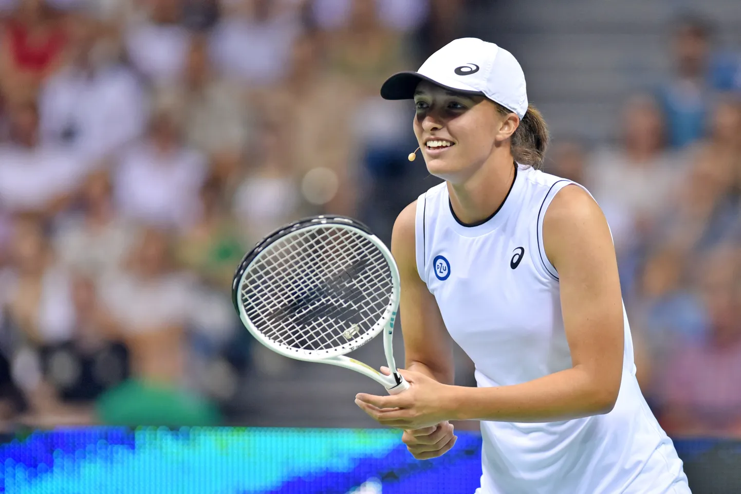 Iga Swiatek mängimas heategevusliku eesmärgiga tennisematšis.