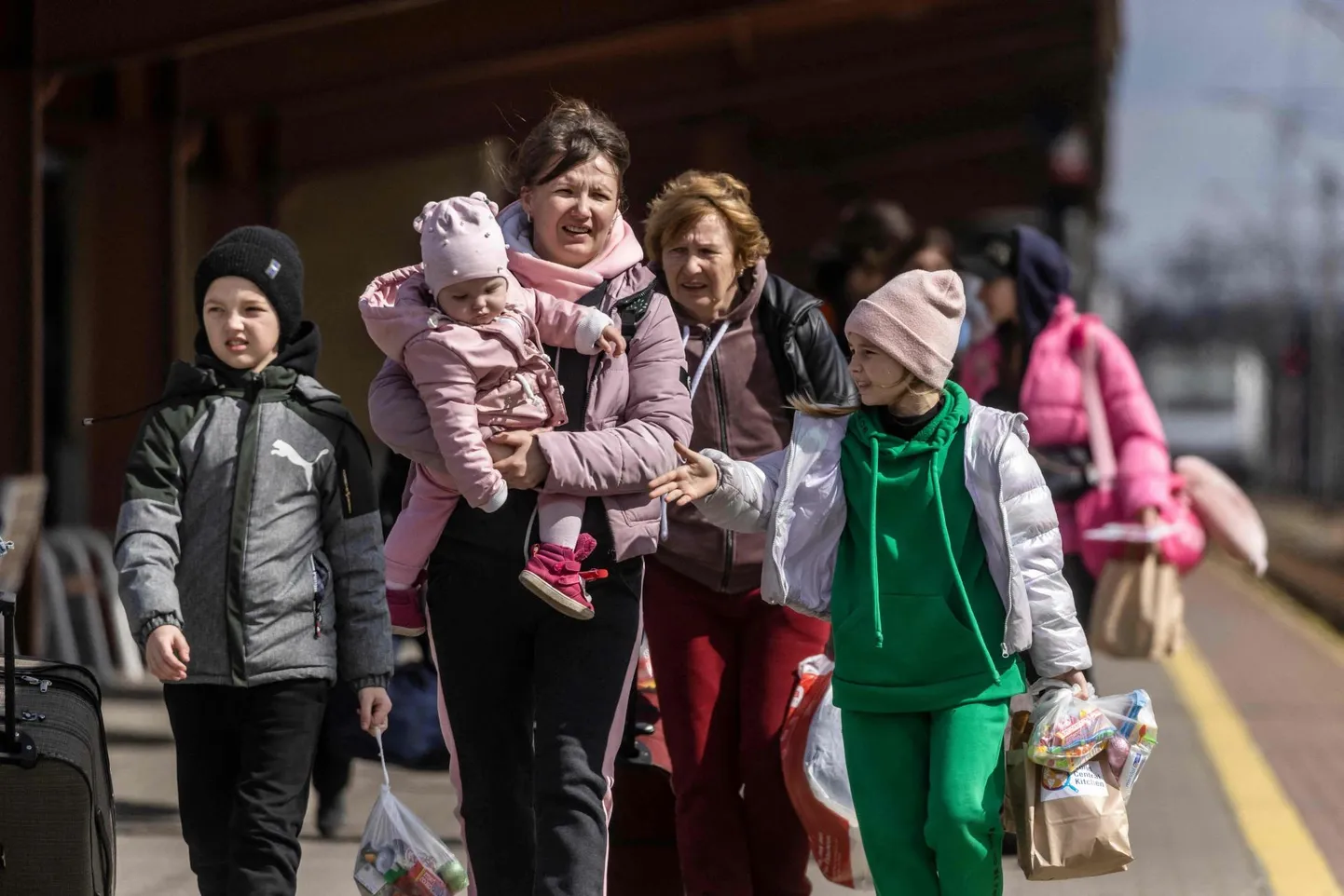 Ukrainast saabunud põgenikud, kes jõudsid Poolasse Przemyśli raudteejaama Odessast, 5. aprillil 2023. aastal. 75 protsenti Eestisse jõudnud ukraina põgenikest on naised ja lapsed.