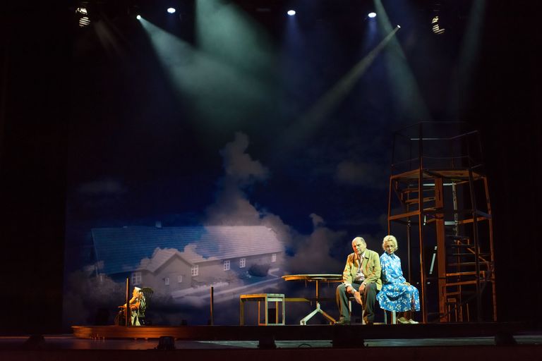 Vanaema (Ita Ever), isa (Jassi Zahharov) ning ema (Helen Lokuta) ooperi finaalis.