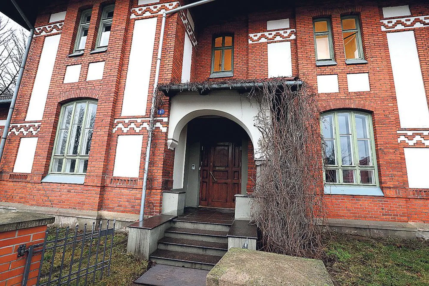 Pulberkustuti sisu lasti EÜSi ruumidesse läbi välisukses oleva postkastiluugi.