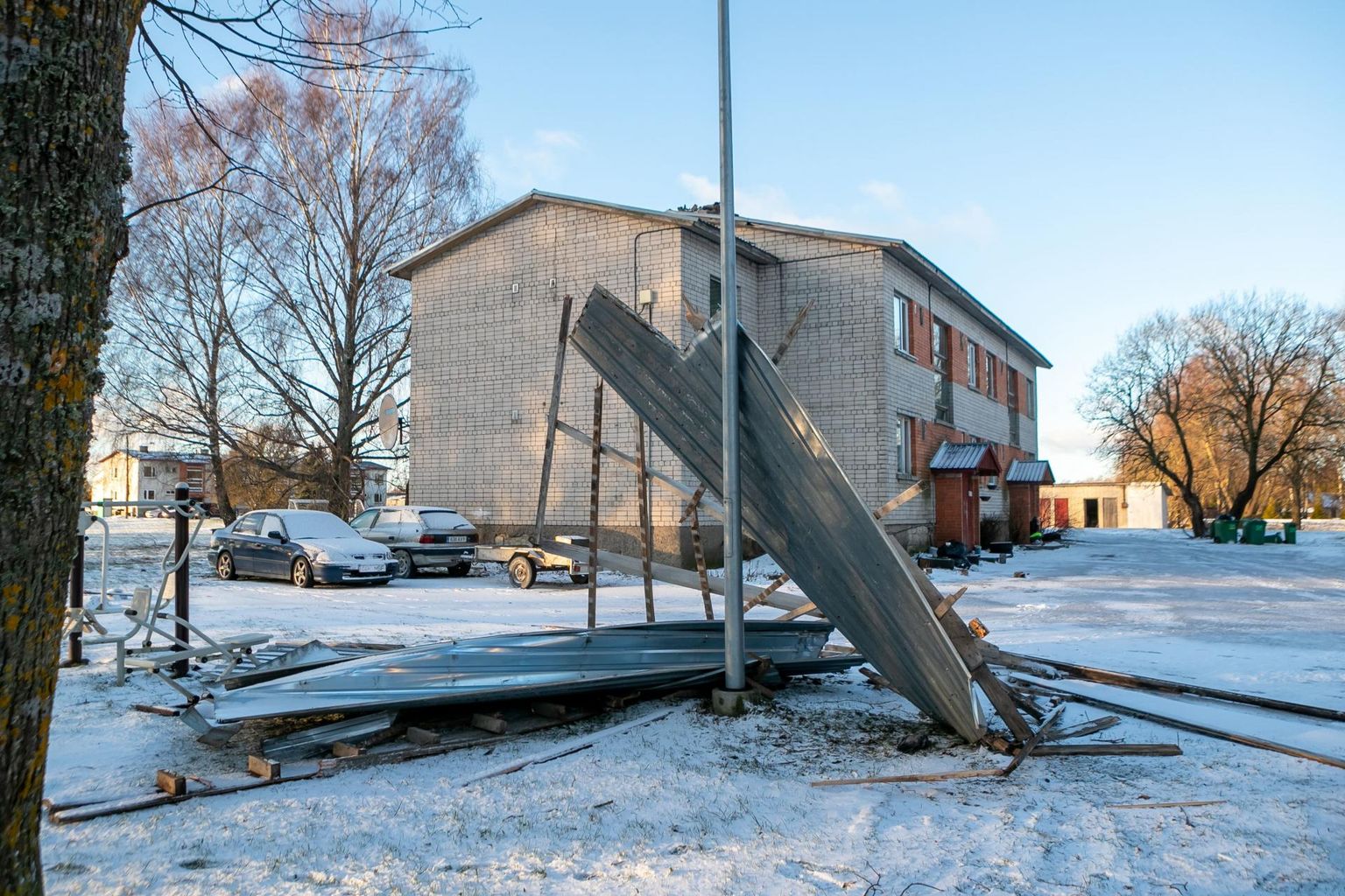 Eilne tugev tuul viis osaliselt katuse ka Laimjalas asuvalt kortermajalt.