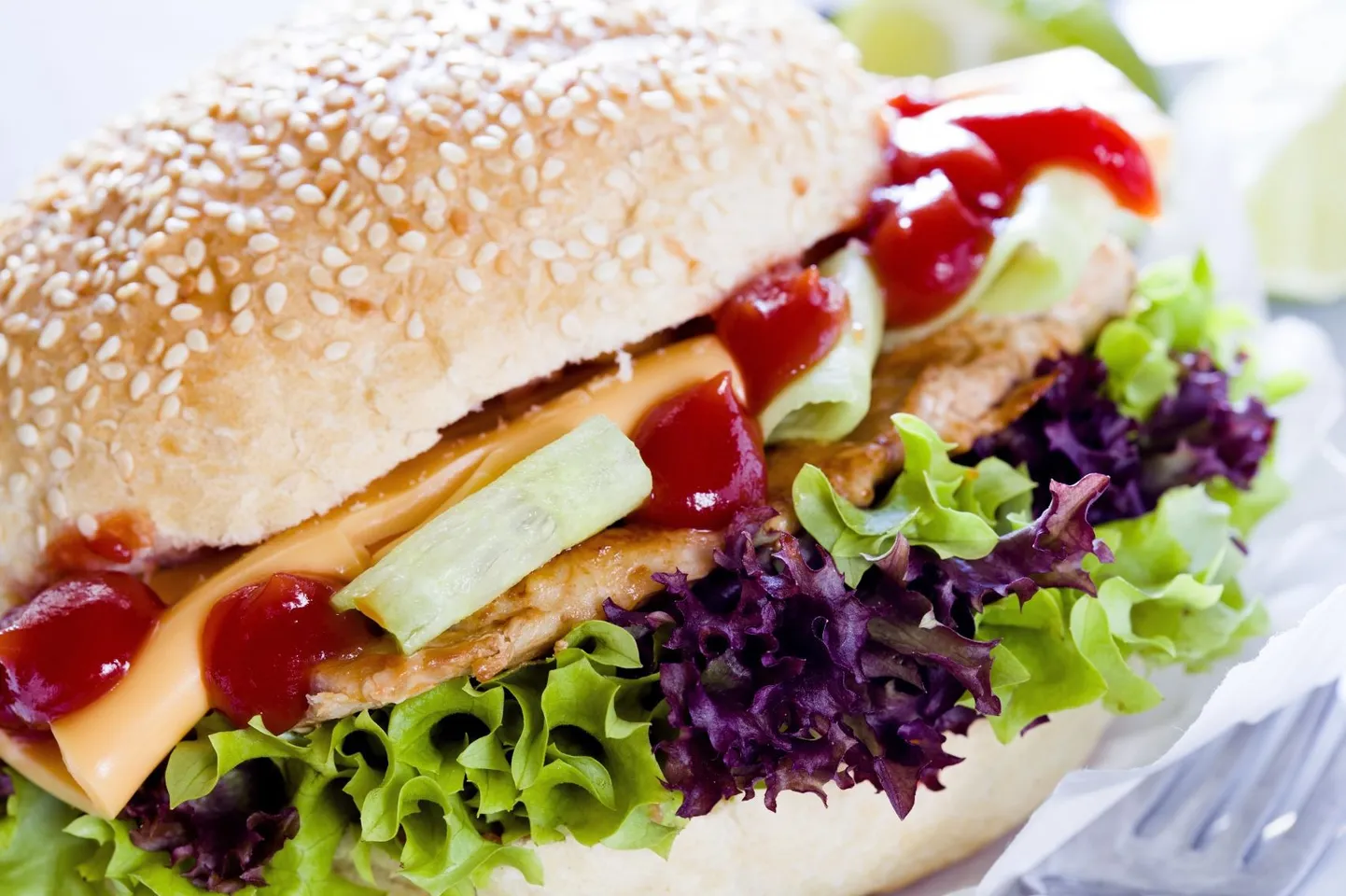 Naisel läksid hamburgerit süües lõualuud paigast