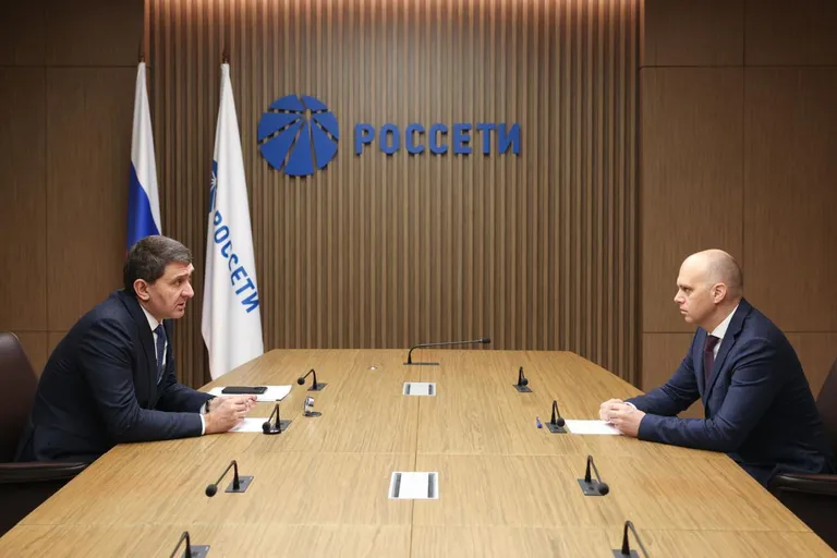 Губернатор Калининградской области и глава «Россетей» решают, как дальше обеспечивать энергопотребление в регионе.