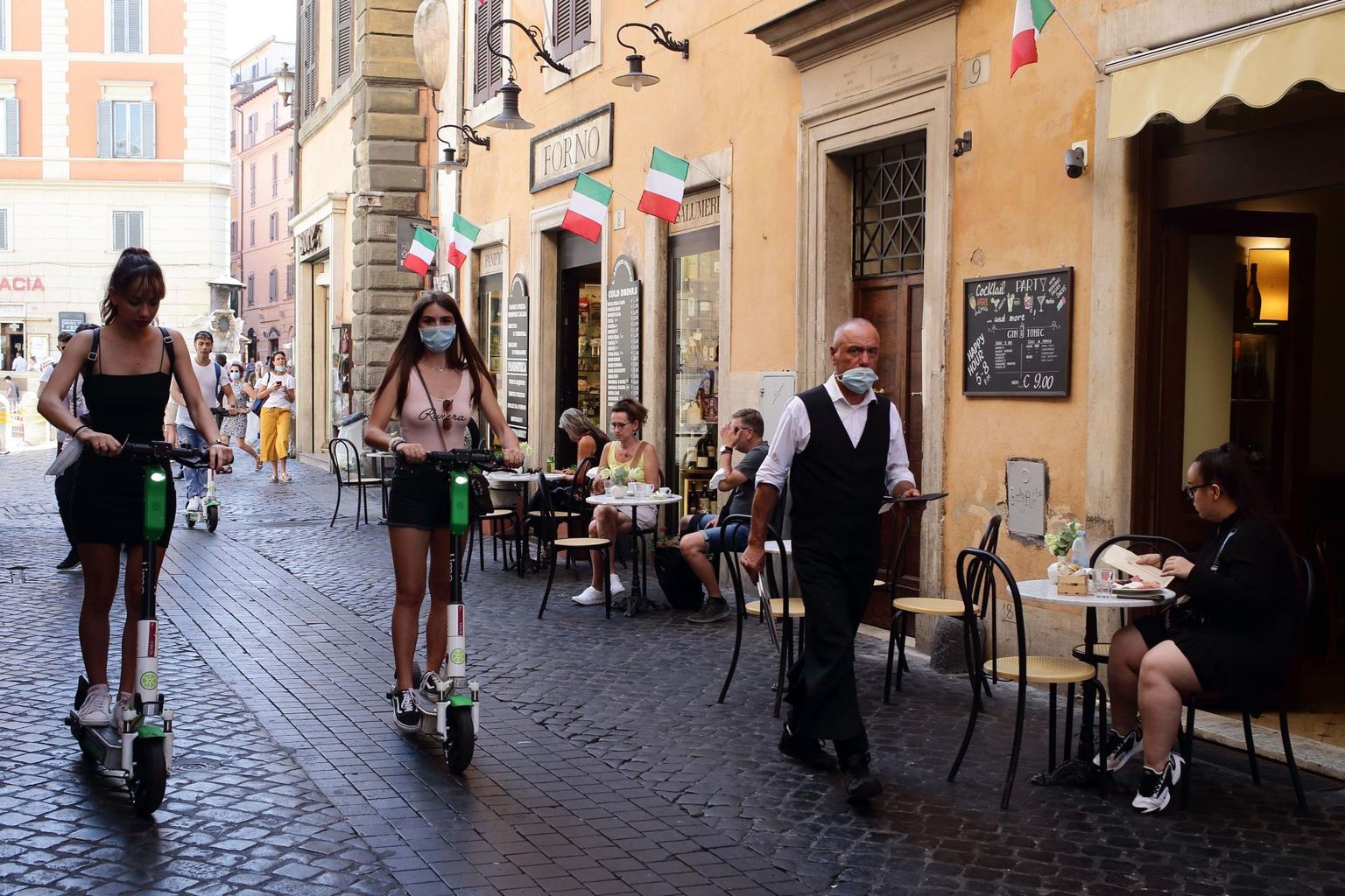 Itaalias on suhtumine viiruse tõrjumisse kahetine. Nägu katvad külastajad restoranides ja baarides lävivad nendega, kes kaitsemaski kandma ei vaevu.