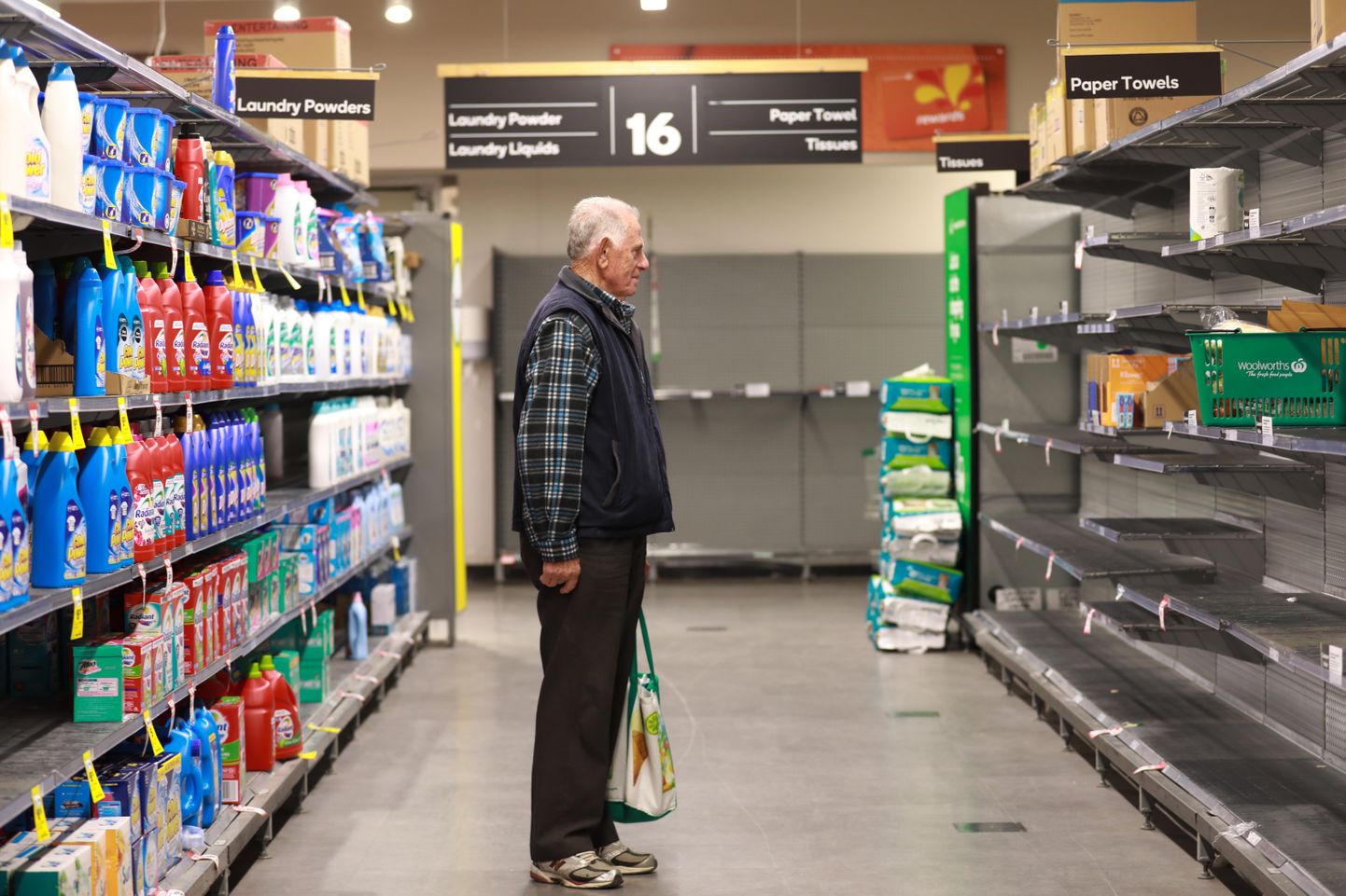 Pooltühja poeleti ees seisev mees Austraalia toidukaupluses. Edaspidi püüavad Austraalia kauplused tagada, et eakad saaksid ostud sooritada varajastel hommikutundidel ilma rahvamassideta.