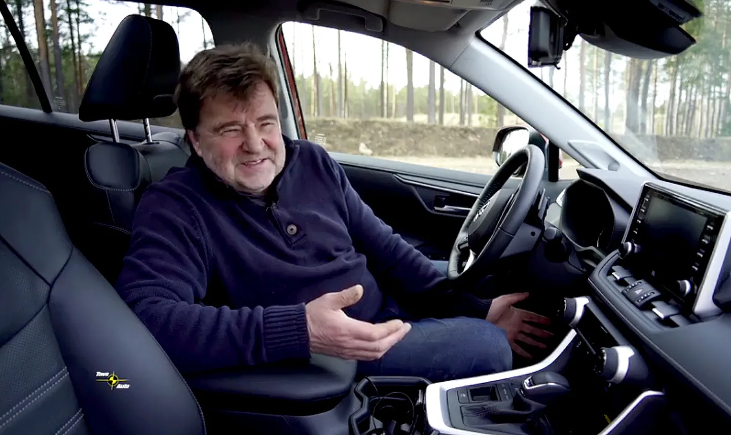 Vladislavs Šlēgelmilhs pie Toyota RAV4 Hybrid stūres
