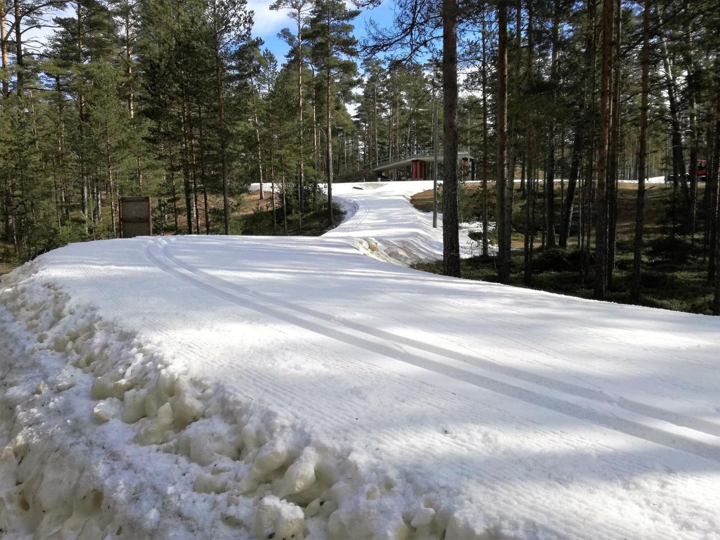 Ehkki kevadine ilm on maad katnud lume suuresti sulatanud, saab Jõulumäe tervisespordikeskuses 2,5 kilomeetri pikkusel paksul lumelindil suusarõõme veel täiel rinnal nautida.