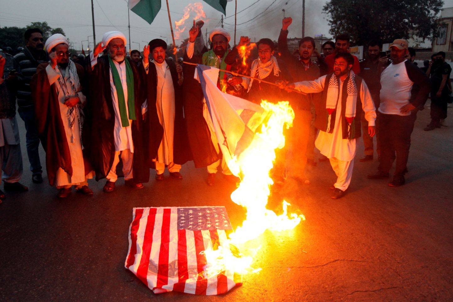Pakistani moslemid põletamas USA lippu, et protesteerida Donald Trumpi otsuse kohta tunnustada Jeruusalemma Iisraeli pealinnana.