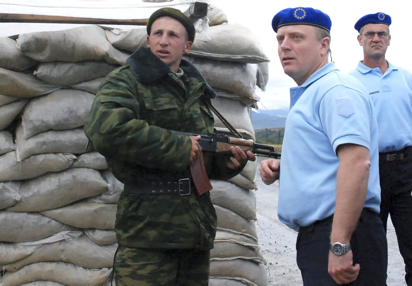 Euroopa Liidu vaatlejad ja vene sõdur.
