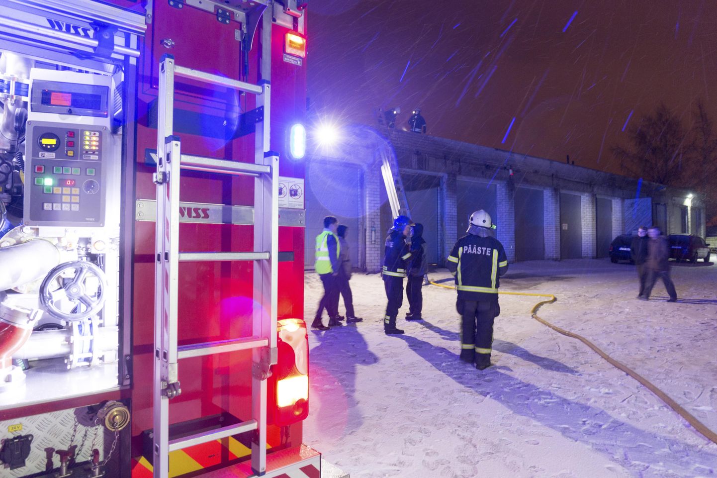 Mullu 23. detsembri õhtul kutsuti päästjad appi Viljandis Puiestee tänavale, kus oli süttinud garaažihoone vahekatus.