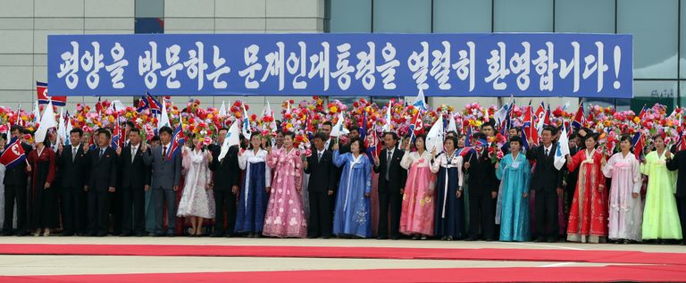 Põhjakorealased pandi Kim Jong-unile ja Moon Jae-inile naeratama, lehvitama ja plaksutama