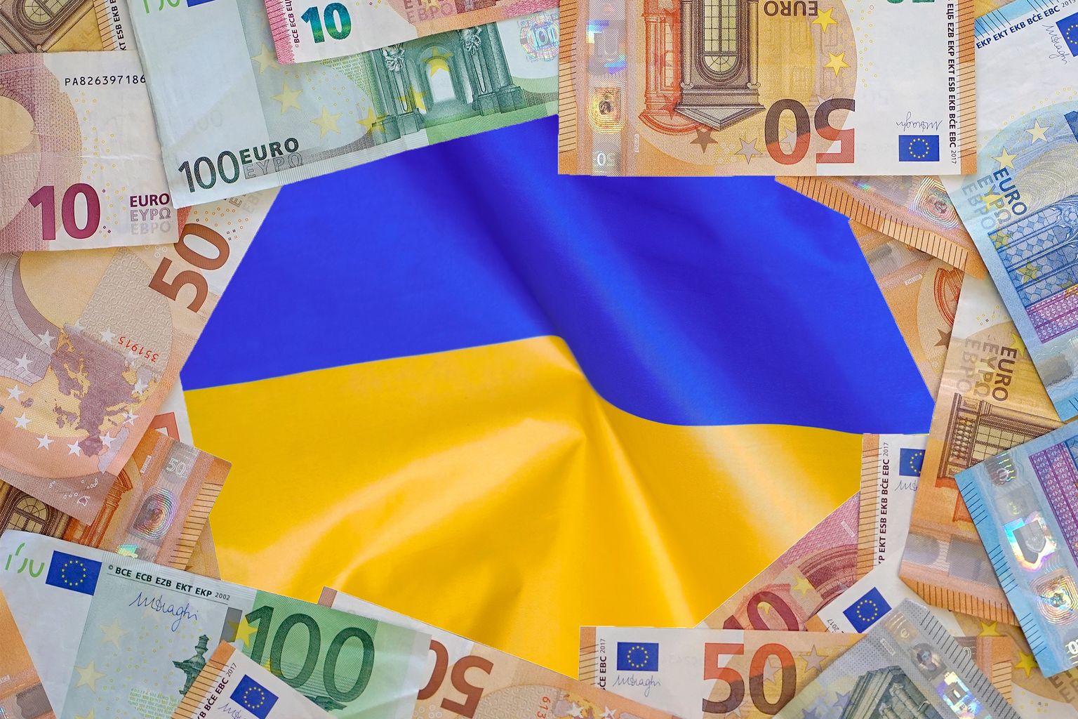 Деньги и украинский флаг. Иллюстративное фото
