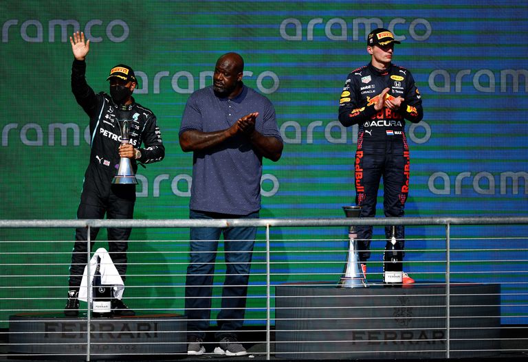 Šakils O'Nīls Formula 1 posma uzvarētāju apbalvošanas ceremonijā