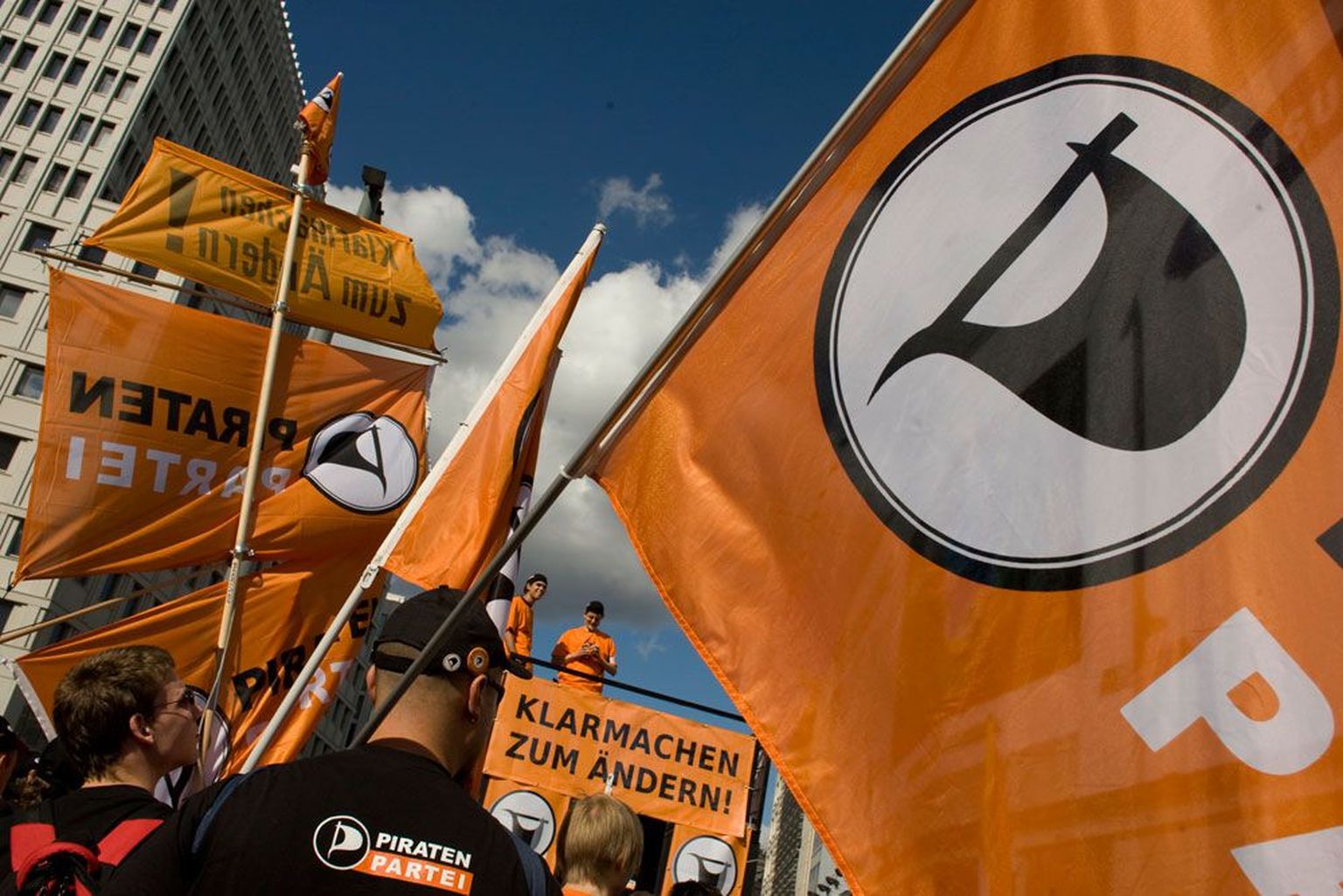 Saksamaa piraadierakond (Piraten Partei) oranž-must-valgete lippude ja loosungitega tänavu septembris suurmeeleavaldusel Berliinis.