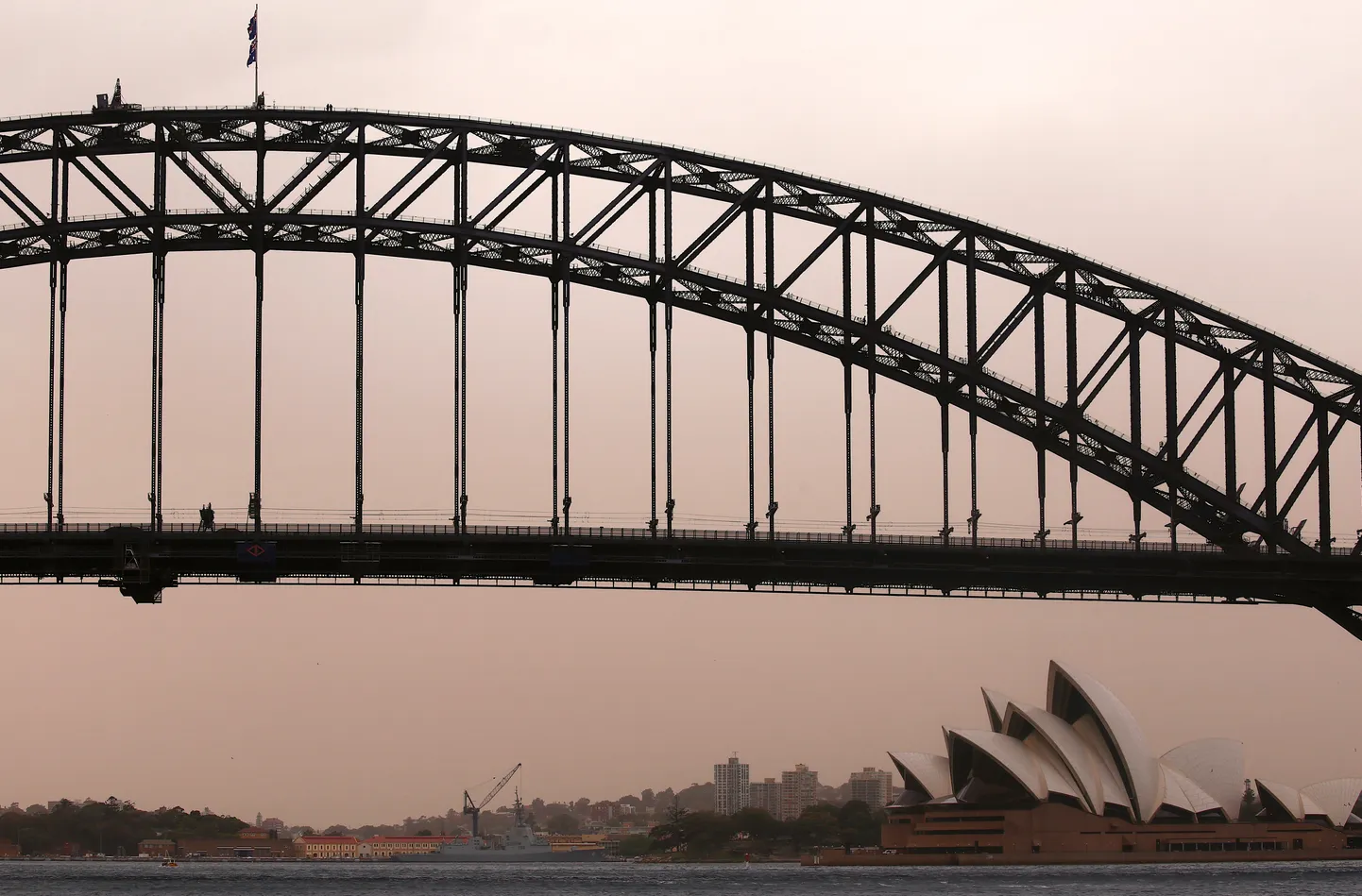 Oranžikas tolmupilv lähenemas täna Sydney kuulsale ooperimajale.