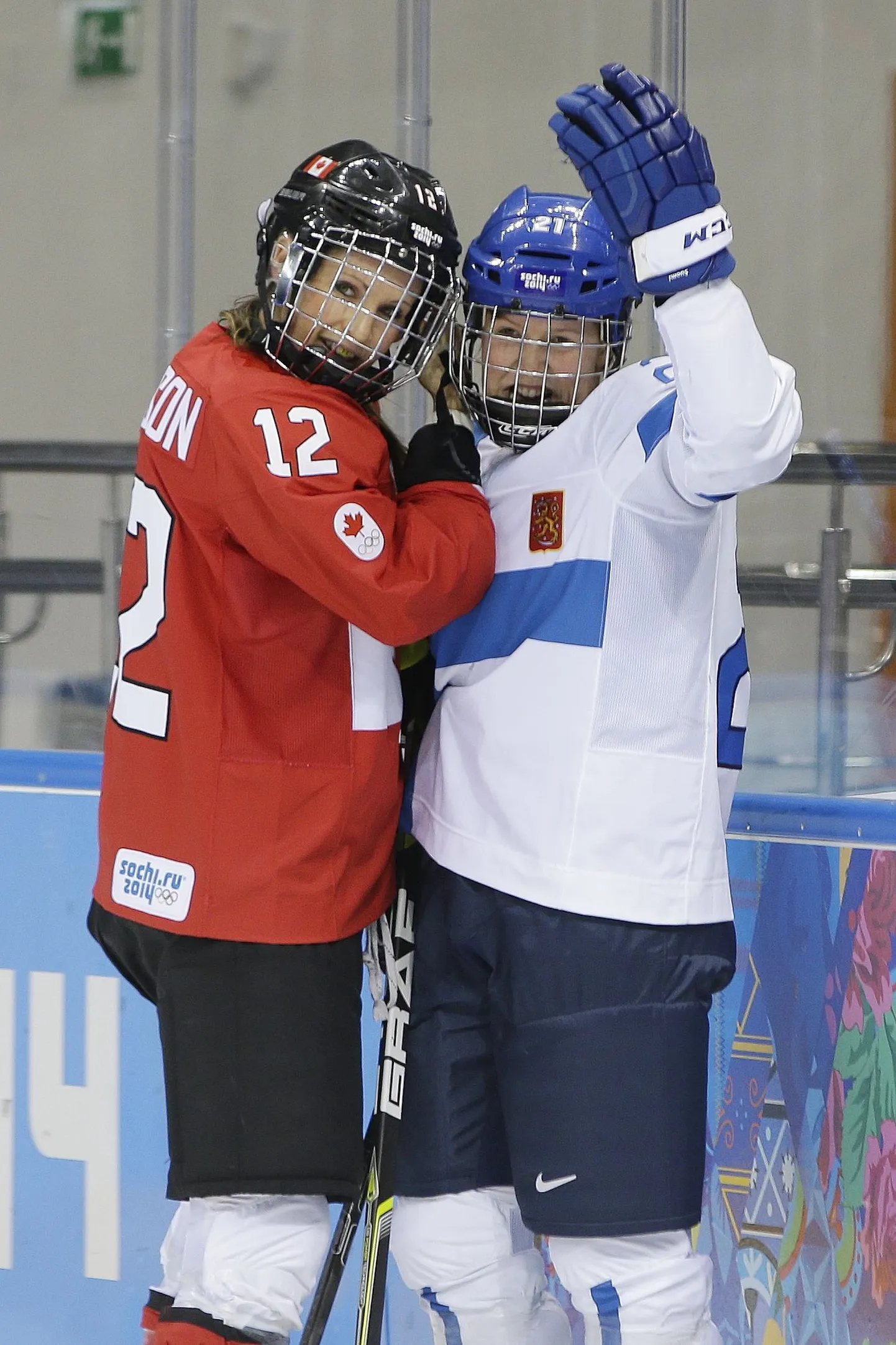 Meaghan Mikkelson ja Michelle Karvinen veidras olukorras.