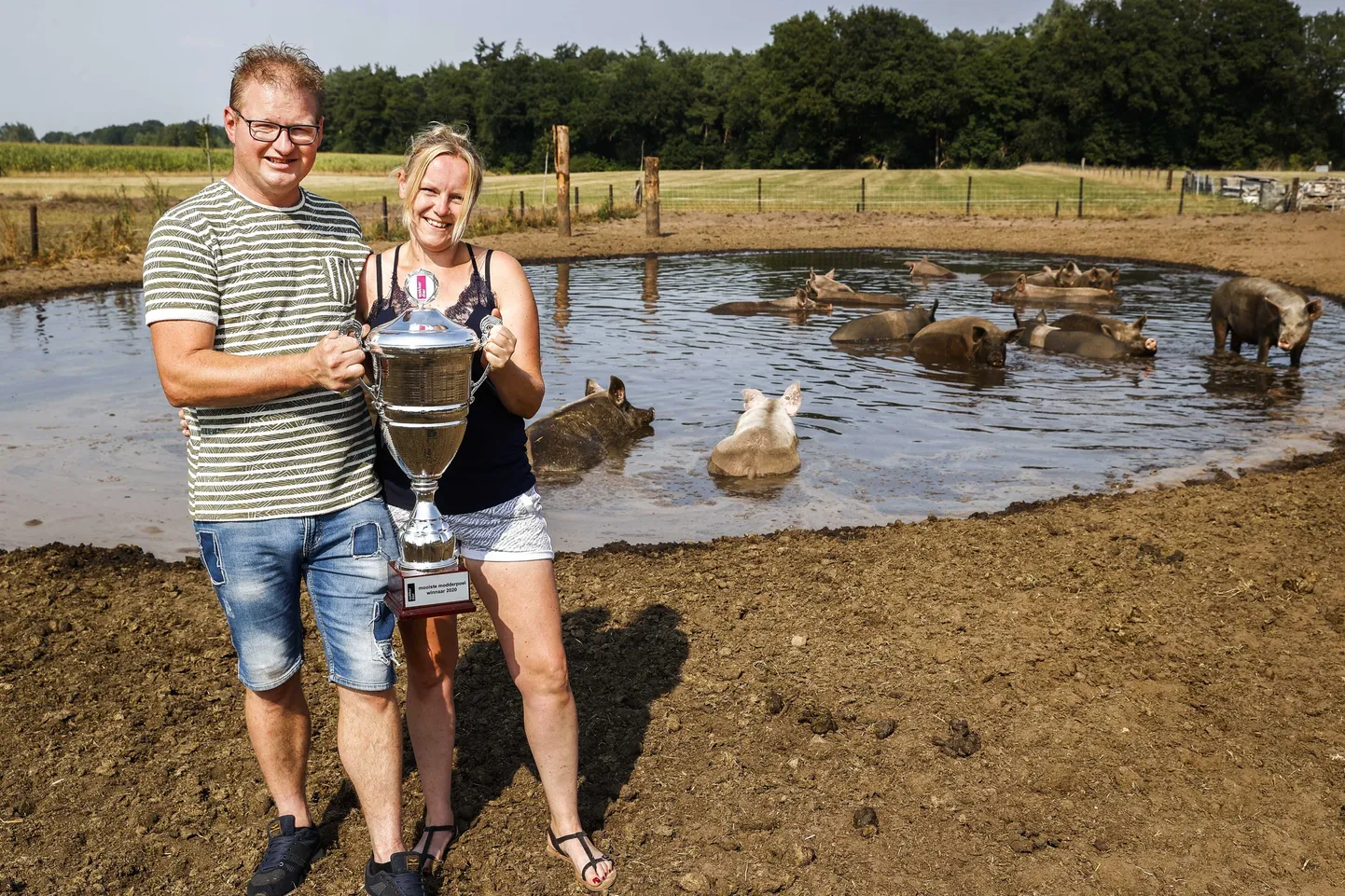 Mahetalunikud Koen ja Melissa võidukarikaga poseerimas.