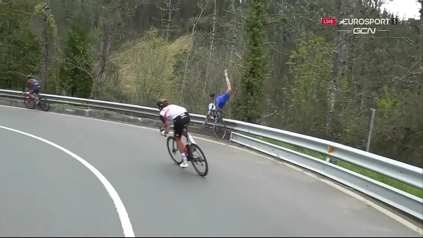 Lucas Hamiltoni kukkumine Baski velotuuri viiendal etapil.