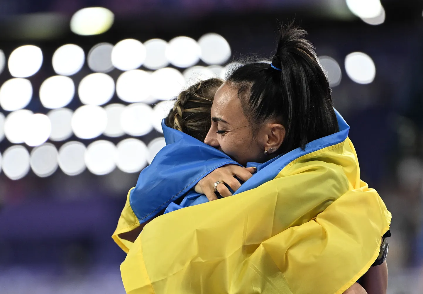 Ukraina kõrgushüppajad Jaroslava Mahutšihh (vasakul) ja Irõna Heraštšenko (paremal) võitsid tänavu Pariisi olümpialt vastavalt kuld- ja pronksmedali.