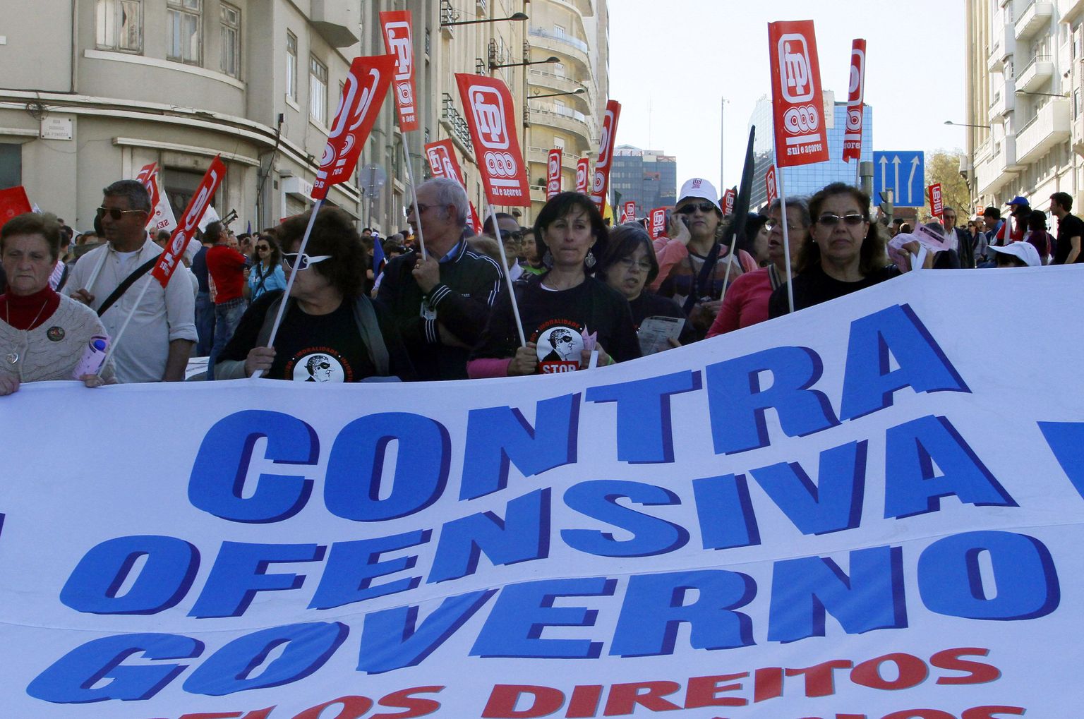 Demonstrandid Portugali pealinna Lissaboni tänavatel valitsuse kärpeplaanide vastu meelt avaldamas.