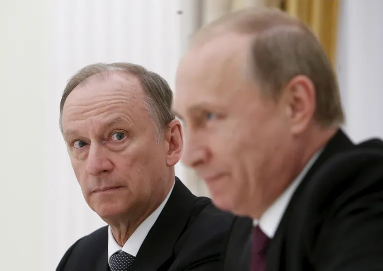 Бывший директор ФСБ, а ныне куратор «теневого флота» РФ Николай Патрушев наблюдает за реакциями Владимира Путина.