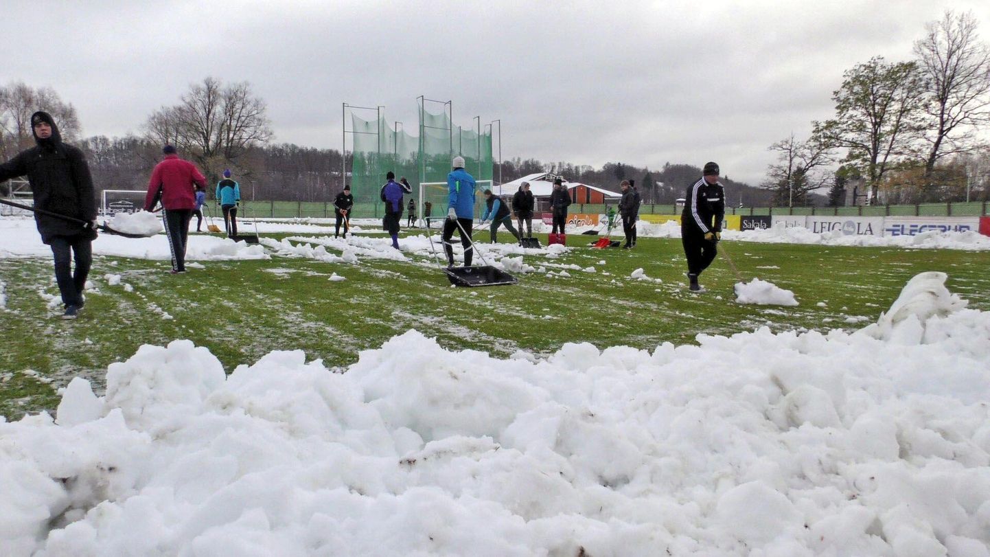 Tipphetkel rühmas Viljandi linnastaadionil lund lükata üle 50 inimese.
