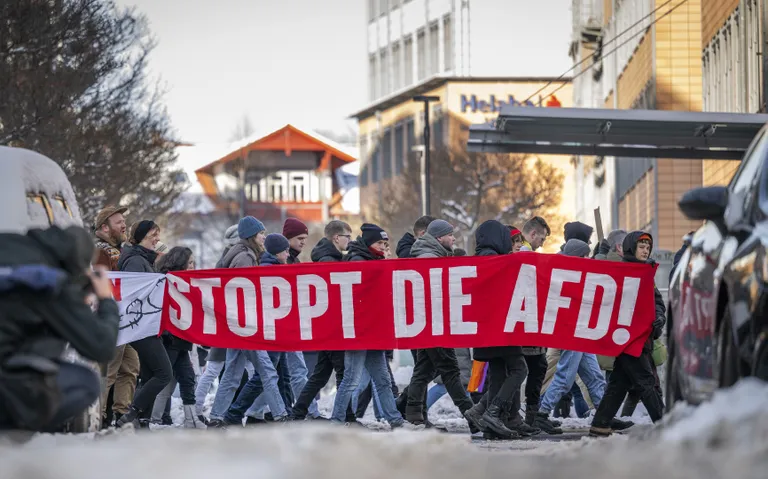 Erfurtis tulid inimesed tänavale plakatiga «Peatage AfD!».