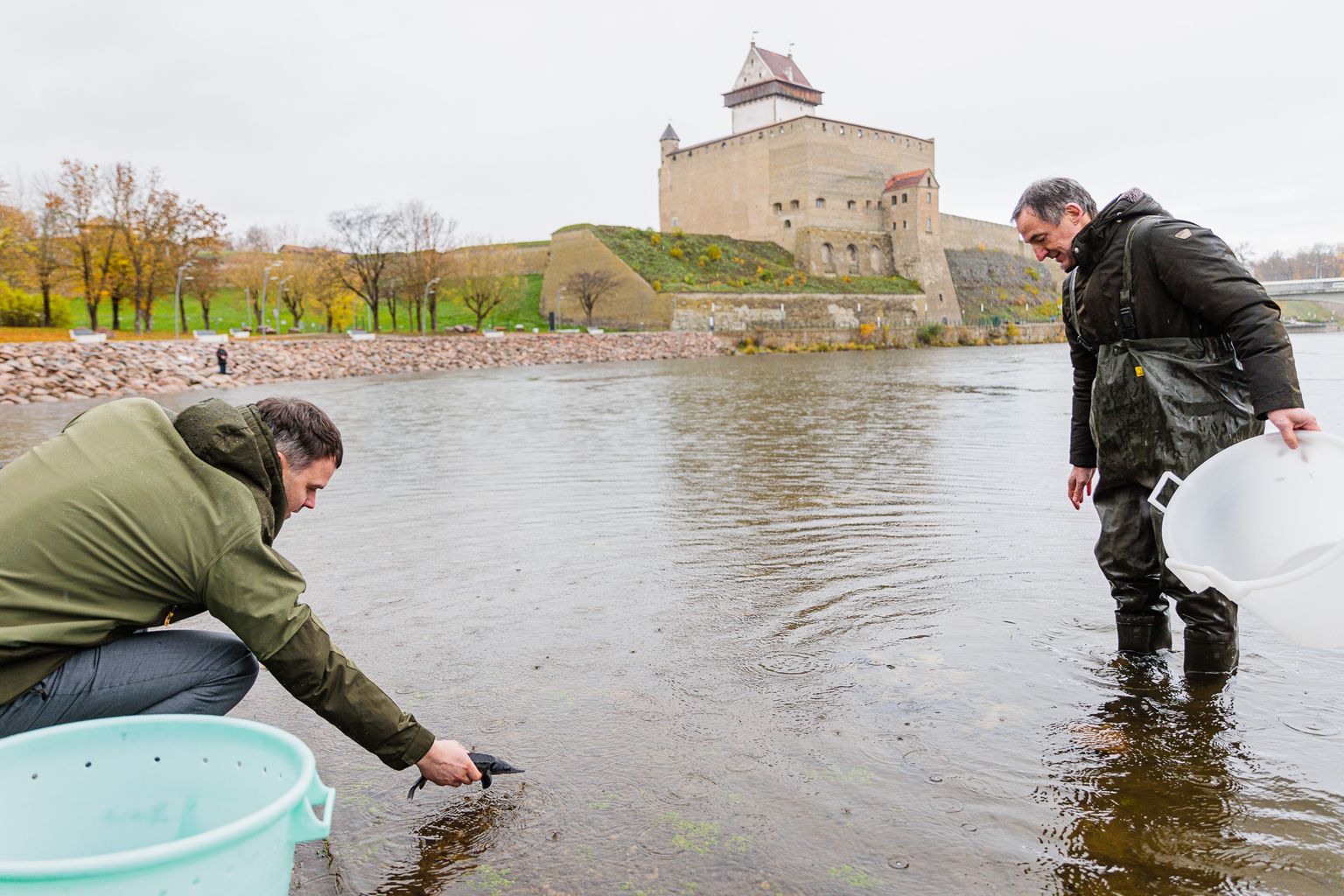 "Oma" tuura laskis Meelis Tambetsi valvsa pilgu all jõkke ka keskkonnaminister Madis Kallas (vasakul).