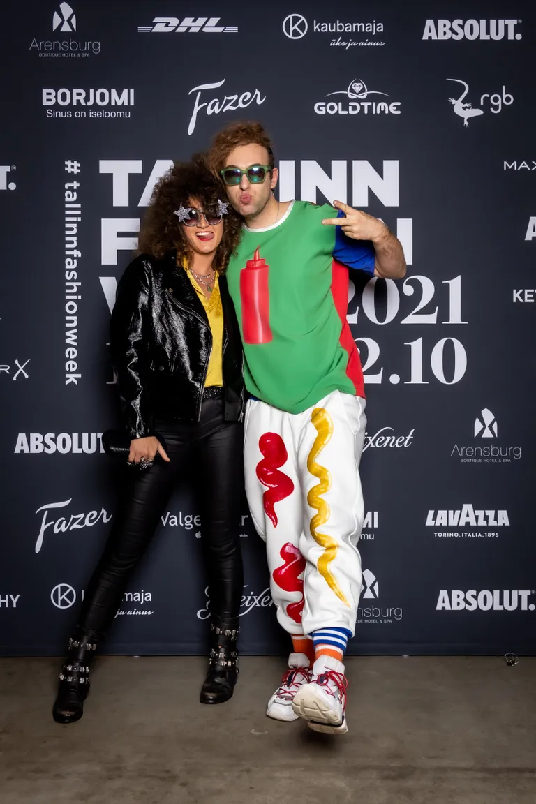 Mood on puhas lust! Muusik Laura "Mikker" Prits ja moelooja Tim Bluz. Esimene on alati truu huumoriga vürtsitatud rokkari stiilile, vaadake vaid neid staariprille! Teine kannab enda disainitud ketšupisortsudega komplekti.