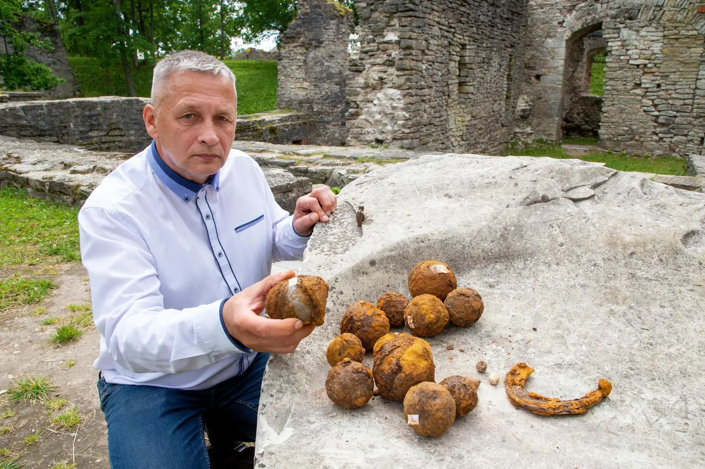 Kahe aasta vältel Paide alt metalliotsijaga leitud 12 keskaegset kahurikuuli ja rida muid leide ajendasid hobiarheoloogi Kalle Grünthali püstitama 1604. aasta Paide lahingu kohta oma hüpoteesi.