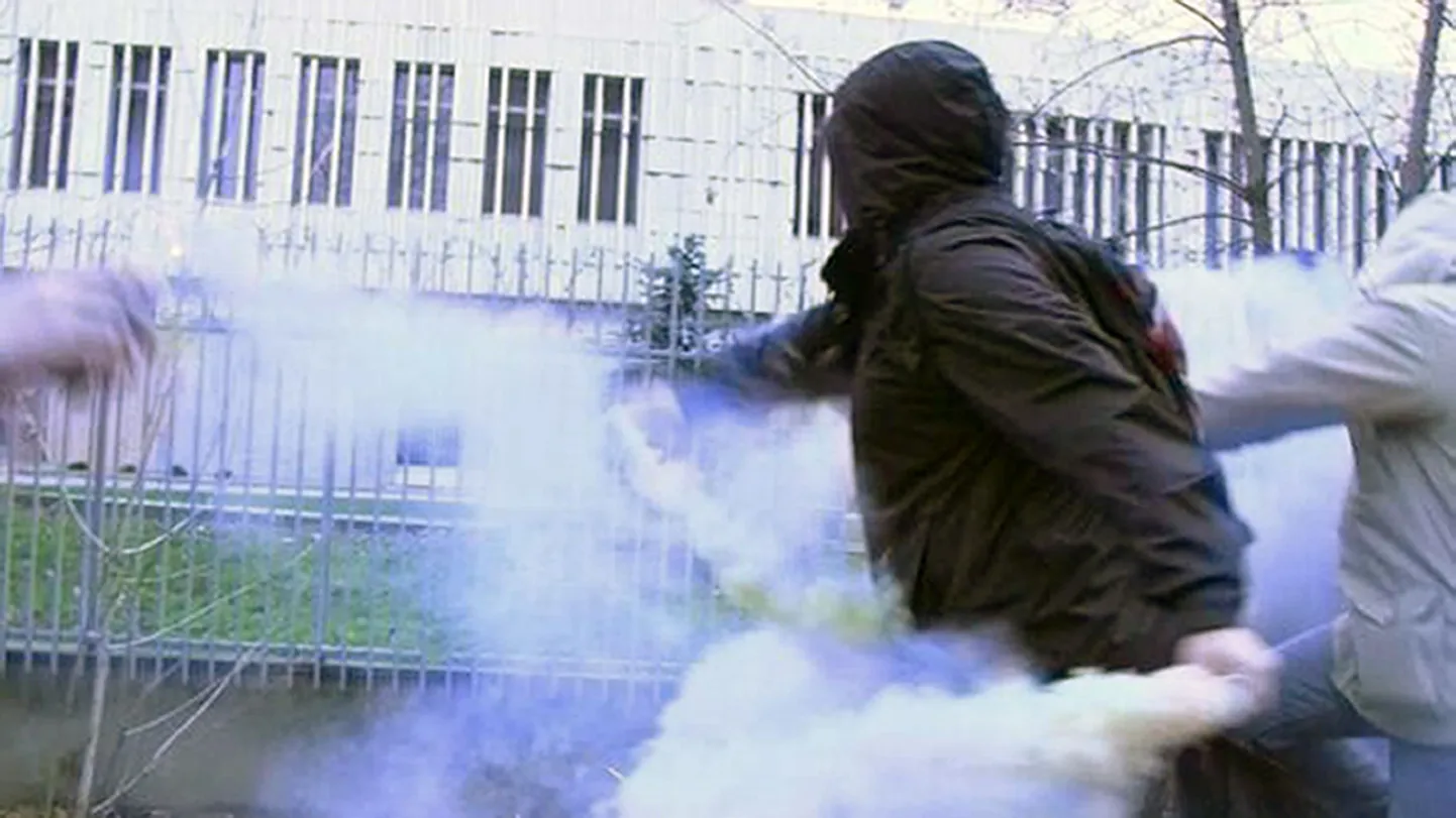 Väidetavalt Teise Venemaa tehtud foto, millel loobitakse Moskva Poola saatkonda suitsupommidega.