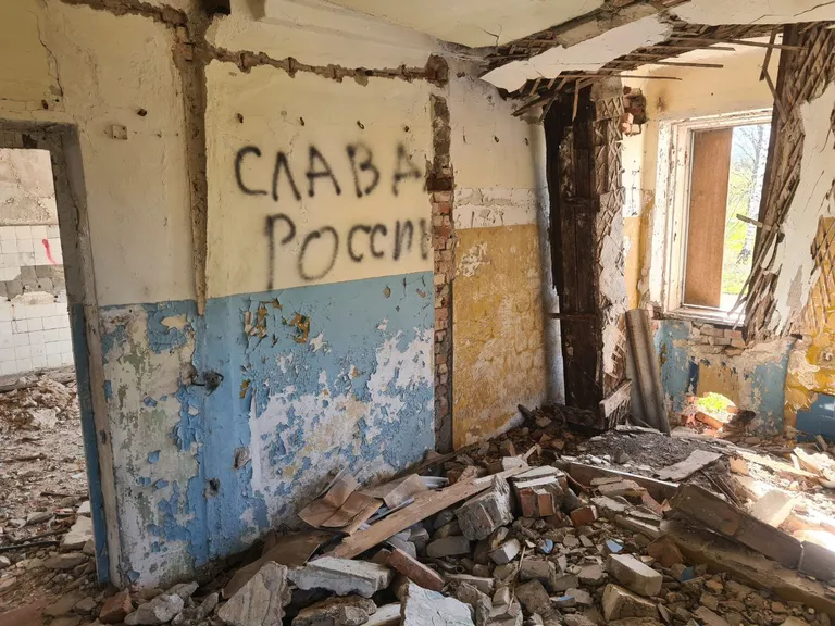 Пророссийские надписи в руинах бывшей столовой.