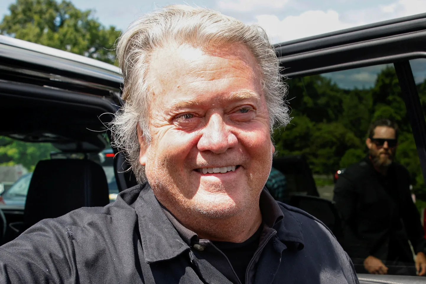 Sel 1. juulil tehtud fotol saabub Donald Trumpi endine nõunik ja Valge Maja kunagine peastrateeg Steve Bannon Connecticuti osariigis Danburys asuvasse vanglasse.